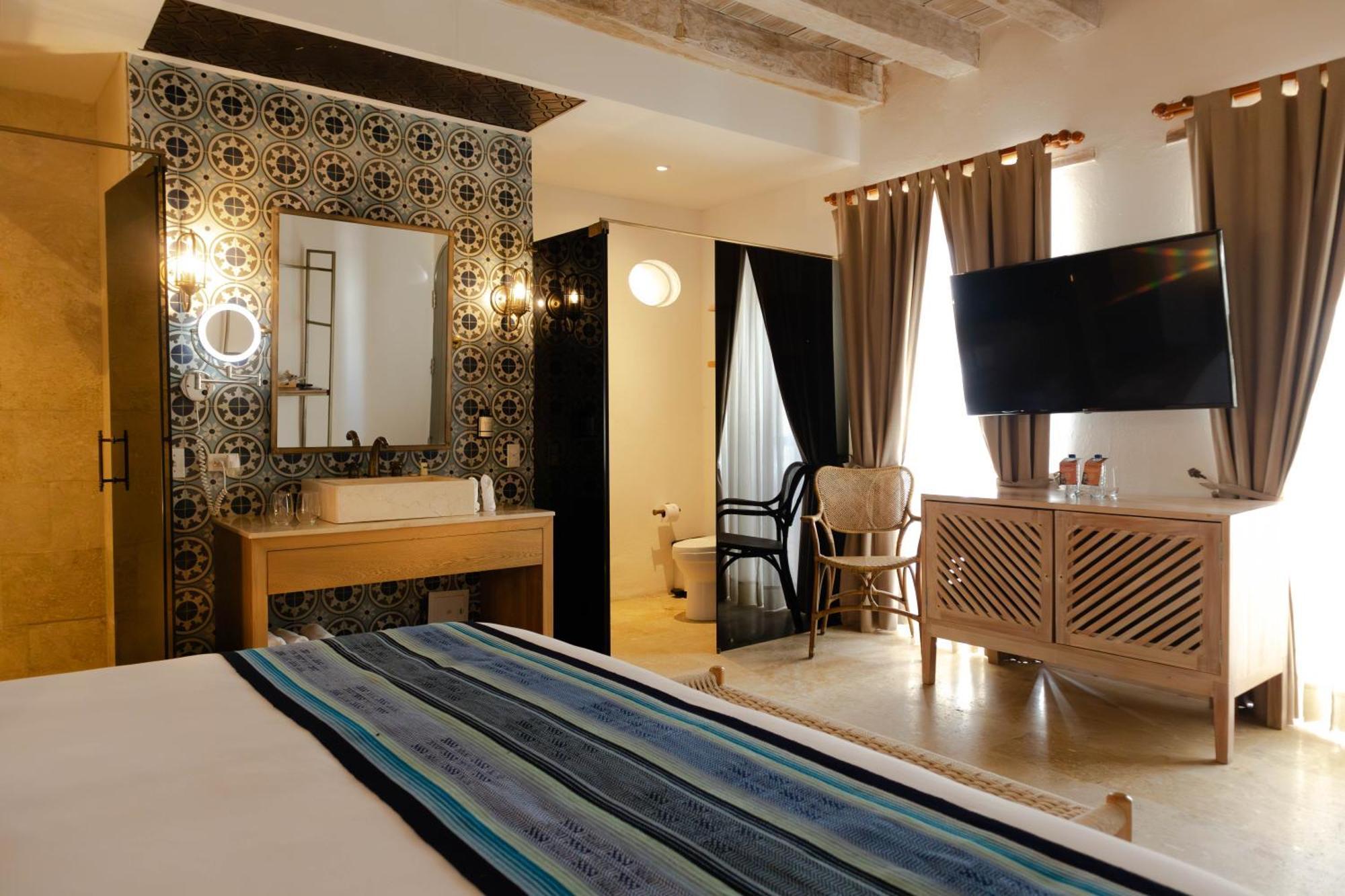 Quarto com Cama King-size e Vista da Piscina